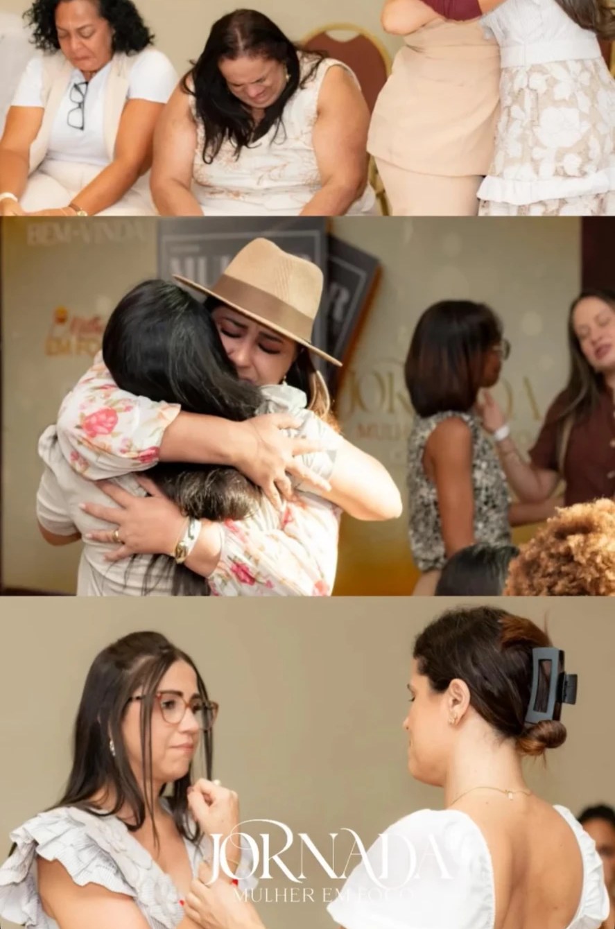 Encontro Reviva Mulher com mulheres se abraçando