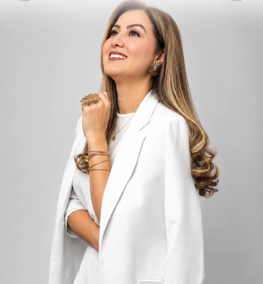 Renata Ribeiro de branco